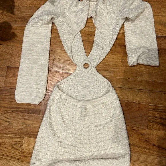 Forever 21 White Bodycon Dress with Plunge Neckline and Bishop Sleeves - Picture 6 of 8